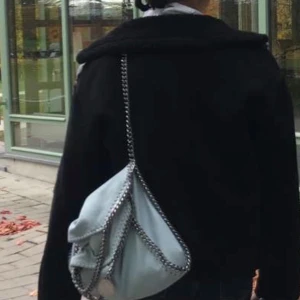 Stella McCartney Falabella - Light Blue - Intressekoll!  Limited Edition färg på Stella McCartney populära falabella väska! Köpte för 4 års sedan, kedjorna är lite slitna.  Kom med bud! 