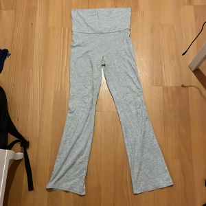 Grå mjukisbyxor - Säljer ett par grå youga pants då de inte kommer till användning💕.