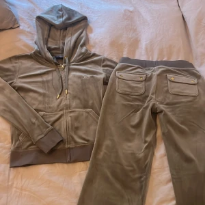 Juicy Couture set olivgrön  - Juicy Couture set i färgen ljusgrön/olivgrön med guldfärgade detaljer och en liten logga på bröstet. Storlek xs på båda. Oanvänd. 