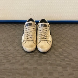 Vita Diesel skor  - Tjena säljer nu ett par snygga Diesel skor. Skorna är vita och storleken är 43. Skicket på skorna är ungefär 8/10. Hör gärna av er vid minsta tanke eller fundering kring skorna. 