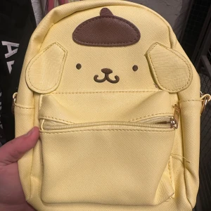 Kawaii ryggsäck/handväska - Söt gul ryggsäck med en karaktär från hellokitty på. Man kan göra om den till en vanlig väska 