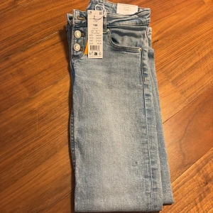 Ljusblå, NYA jeans med låg midja  - säljer ett par ljusblå jeans från gina tricot med väldigt låg midja. helt oandvända och lappen kvar. bra kvalitet.
