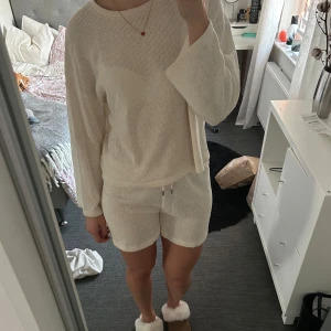 Nelly set - Beige set från Nelly i strl S. Tyget är lite som ett nät och perfekt till sommaren. Knappt använt. Kom privat om ni vill köpa separat eller har frågor💕