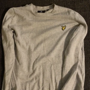 Grå tröja från Lyle & Scott - Grå Lyle & Scott tröja som är i nyskick, säljer den för jag inte använder den längre👍🏼