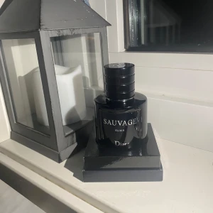 Dior Sauvage Elixir  - Säljer/byter nu min Dior Elixir då jag söker en annan vinterparfym. Parfymen är i nytt skick då de är ungefär 50ml kvar utav 60. Full presentation finns. Nypris på den ligger på 1700, jag säljer för 1400🙌🏼.   ⚠️En annan post då andra ej fick så många annonsbesök⚠️ 