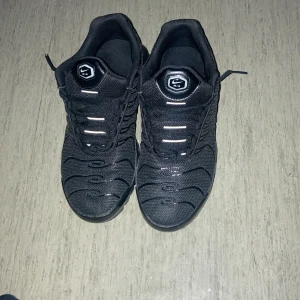 Nike tn - Svarta Nike tn som jag säljer för bra pris. Boxen finns inte för att jag kastade den när skorna köptes