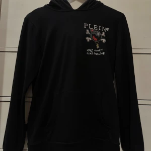Svart hoodie, Philipp Plein Junior - Snygg svart hoodie från Philipp Plein Junior. Kristaller samt tags medföljer.