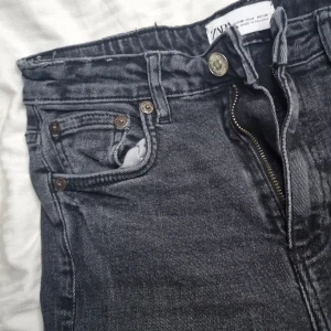 Svarta jeans från Zara - Snygga svarta jeans från Zara med klassisk femficksdesign och knappgylf. Perfekta för en stilren look. Märkeslapp i läderimitation baktill. Midjemåttet är 32 cm. 💗