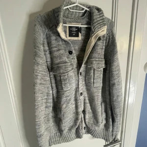 Unik stickad cardigan - Unik och skön cardigan. Storlek L o pris kan diskuteras. 