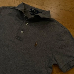 Ralph Lauren piké - En riktigt fet piké från Ralph Lauren🔥. Tröjan är köpt på Harrods i London förra sommaren men är inte andvänd så mycket, Nypris ligger runt 1599kr. Den är i storlek XS men det är också slimfit. Skriv om du har några mer frågor🔥🔥