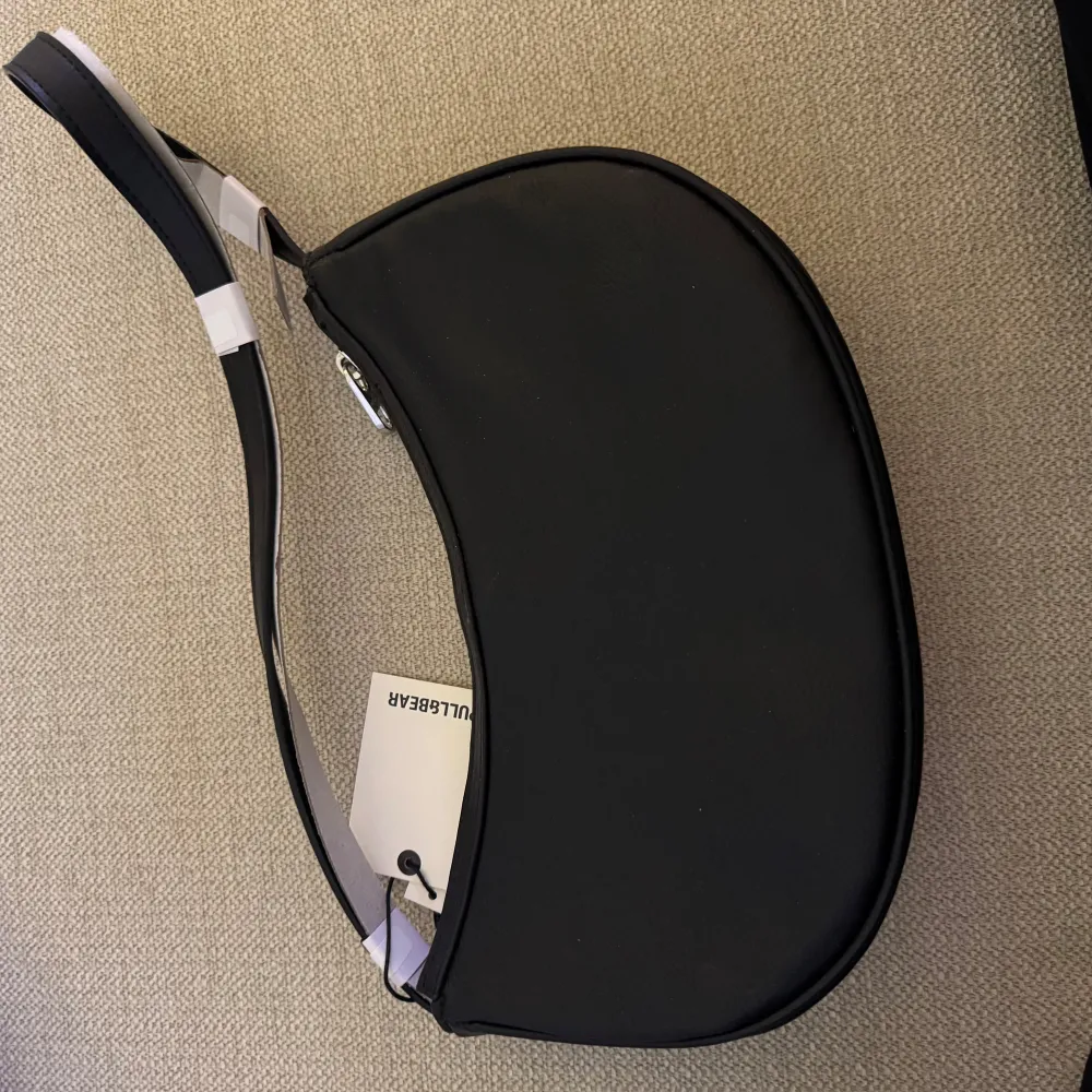 Supersnygg väska från pull and bear som tyvärr aldrig kommit till användning :) kostar 650 kr ny. Laukut & Käsilaukut.