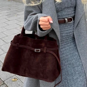 Brun mockaväska  - Brun mockaväska, helt ny, säljer pga kunde ej skicka tillbaka den. Köpt för 900kr men säljer för 650. 