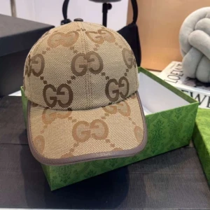 Gucci jumbo keps  - Gucci jumbo keps använd fåtal gånger men är i perfekt skick har ej kvitto men serie numret fungerar 