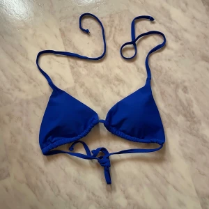 Bikini - Ny oanvänd bikini överdel strl M men mer som strl S. Hör gärna av er vid Frågor/intresse💞