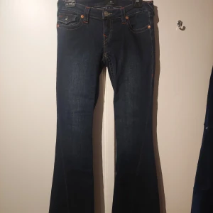 Truereligion joey - Snygga bootcut jeans från True Religion i modellen joey low rise flare. Endast använda ett par fåtal gånger. Storlek w26 L32. Passar perfekt till vardags och fest!