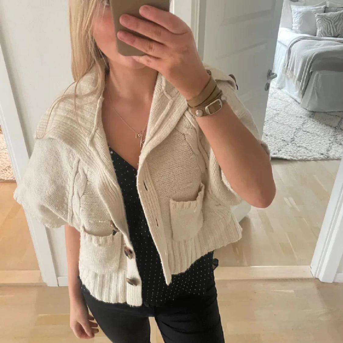 Beige stickad kofta med knappar - 90