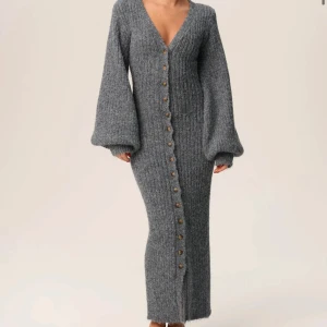 Stickad adoore känning  - Intressekoll på min så fina stickade adoore klänning, den är helt oanvänd och har prislapparna kvar, helt slut på hemsidan  💗 pris kan diskuteras 😊