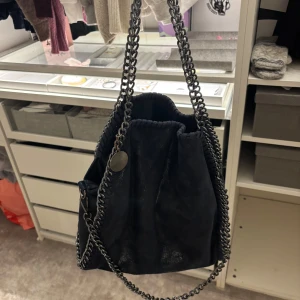 Blå axelväska med kedjedetaljer - Snygg svart axelväska i mocka med coola kedjedetaljer, Stella maccartny inspirerad! 