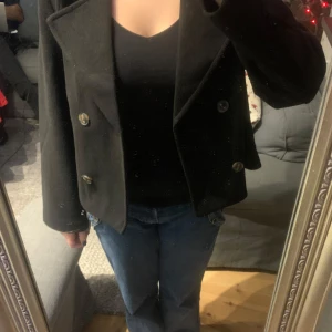 Ny Svart kappa från Vero Moda - En super fin kappa från Vero Moda som aldrig blev använd, prislappen är kvar.😊 Original pris:699kr  Om det finns frågor är det bara att ställa dom💕