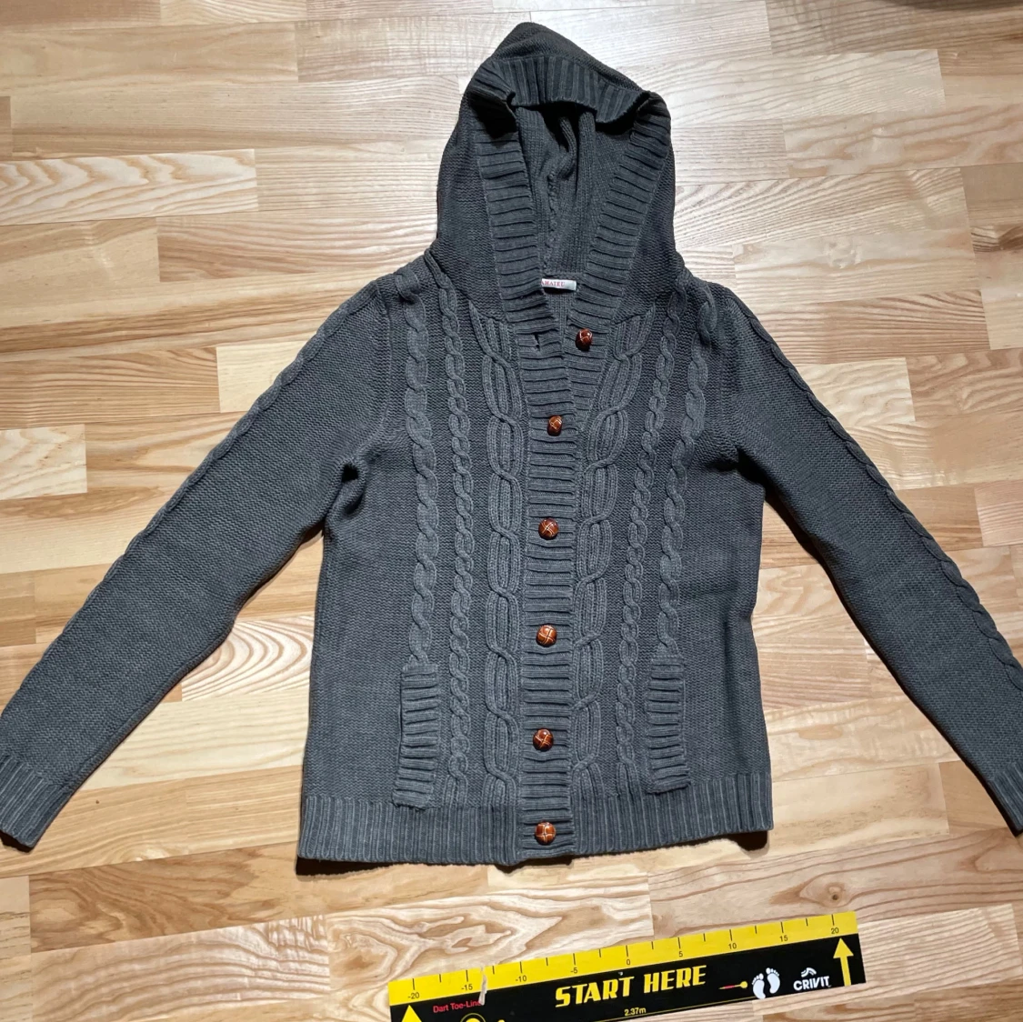 Grå stickad cardigan med huva