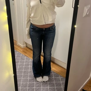lågmidjade jeans - jättefina,  mer bootcut på någon kortare än mig!  små i storlek! passar 36 midjemått: ca 40 innerbenslängd: ca 78