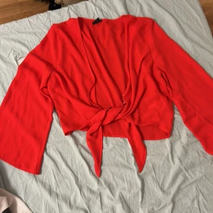 Röd tröja  - En röd långärmad tröja, den är lite genomskinlig men inte så mass mycket så man ser på kamera. Aldrig använd