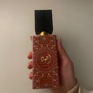 Ajwad Parfym från Lattafa - Säljer den nya tropiska Ajwad Pink to Pink från Lattafa. Flaskan är superfin i färgen rosa med ett snyggt mönster i guld och rött. Doften är en härlig mix av fruktiga, tropiska och söta toner. Med top noterna litchi, guava och grapefrukt😍