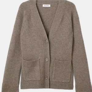 Beige kofta från Wera - Säljer den mycket populära koftan från Wera. Tröjan ger en fin siluett till kroppen. Koftan är i ny skick och har inga som helst defekter och är endast använd ett fåtal gånger. Säljer tröjan då jag är behov av pengar till annat just nu. 🩷🩷🩷