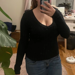 Svart ribbad tröja från Shein - Säljer en svart ribbad tröja från Shein med v-ringning. Tröjan har långa ärmar och är perfekt för en stilren look. Passar bra till både jeans och kjol.