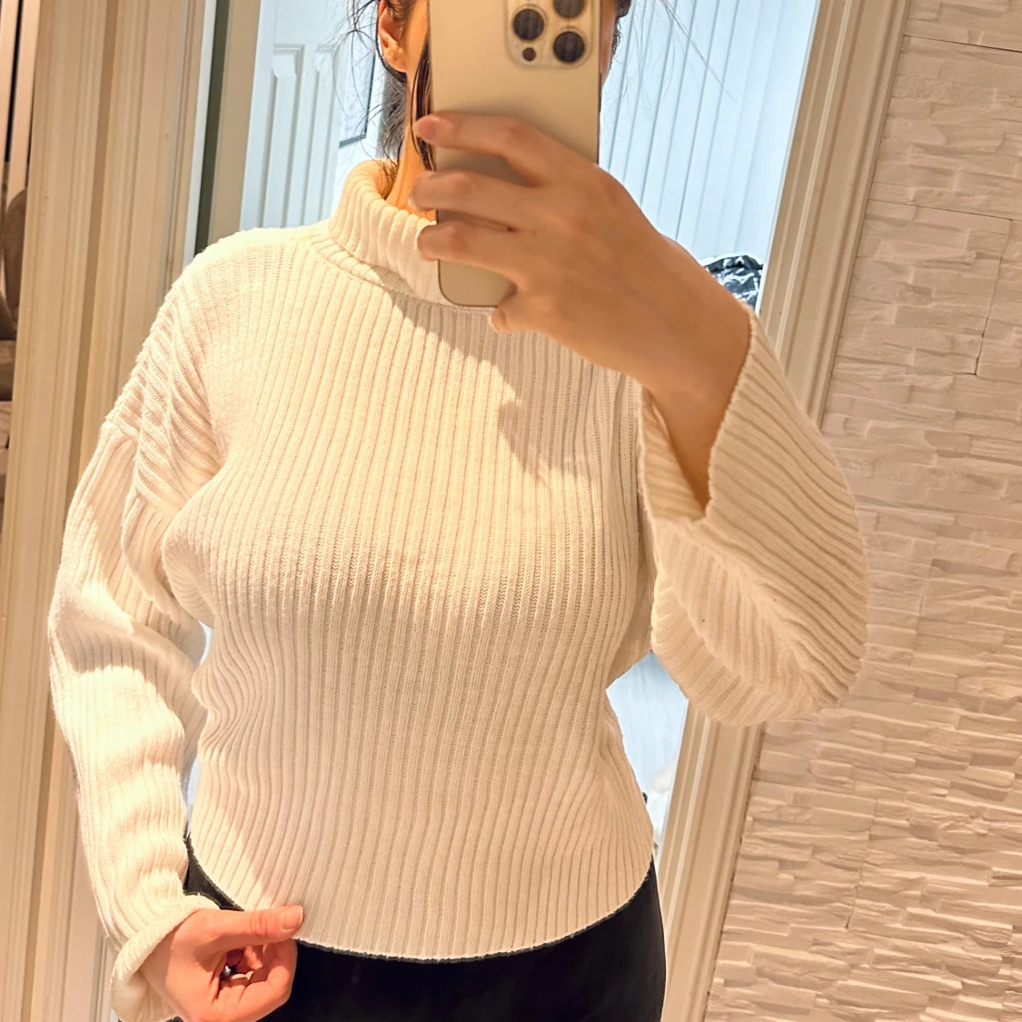 Vit ribbad polotröja