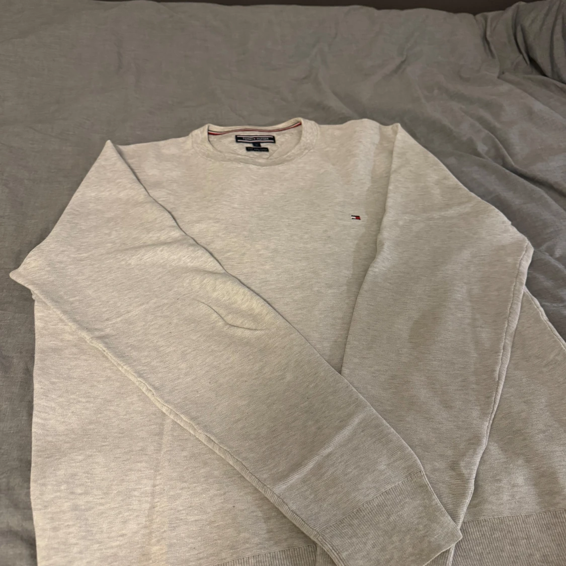 Grå tröja från Tommy Hilfiger - 90