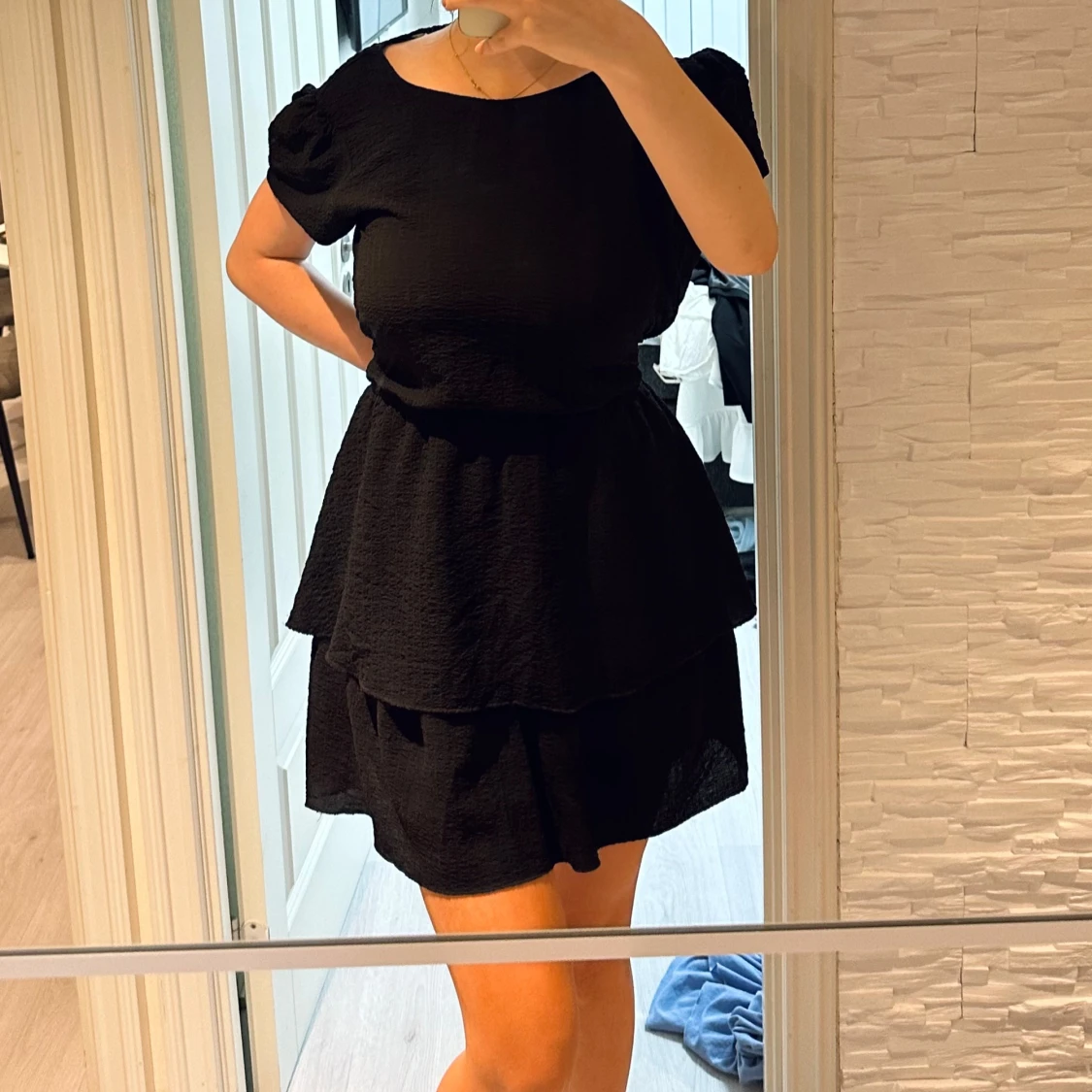 Svart kortklänning med knytband