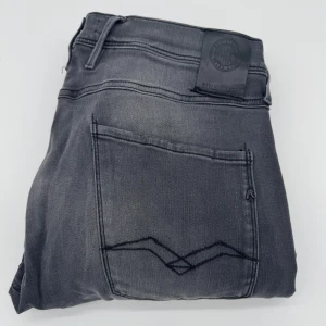 REPLAY ANBASS JEANS  - - Replay anbass jeans - Slim fit passform - Storlek W36/L34 - Nypris runt 1800kr - Kontakta för fler frågor eller funderingar // Deluxecloset
