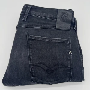 REPLAY ANBASS HYPERFLEX - - Replay anbass hyperflex jeans - Slim fit passform - Storlek W34/L34 - Nypris runt 1800kr - Kontakta för fler frågor eller funderingar // Deluxecloset