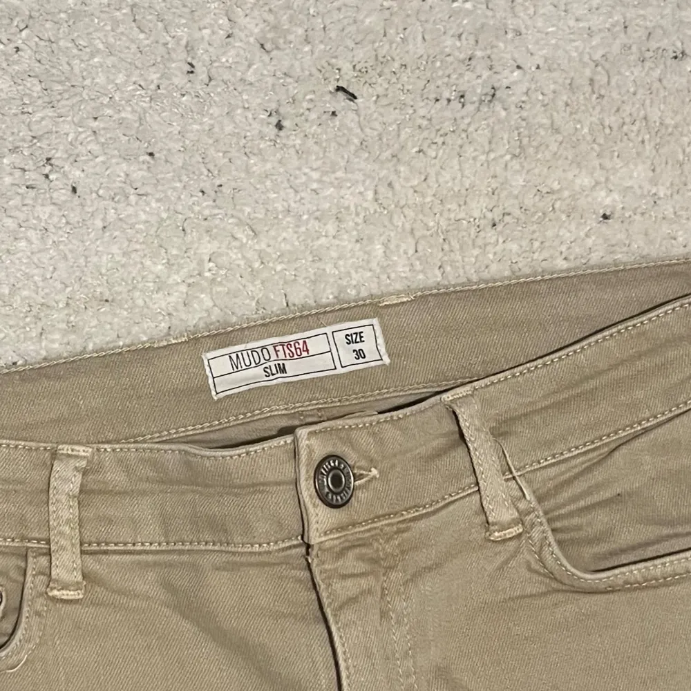 Säljer ett par custommade flared jeans, jeansen var helt beige från början men la till egna bruna paneler. Unika byxor för unika stilar, byxorna är i jättefint skick. . Farkut & Housut.