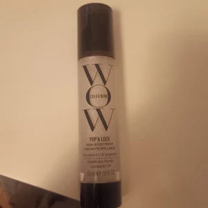 Color Wow Pop & Lock High Gloss Finish - Color Wow Pop & Lock High Gloss Finish är en produkt som ger hög glans och kontrollerar friss. Den innehåller UV-skydd och kommer i en 55 ml flaska. Perfekt för att ge håret en slät och glansig finish. Lite använd, köpt för 290