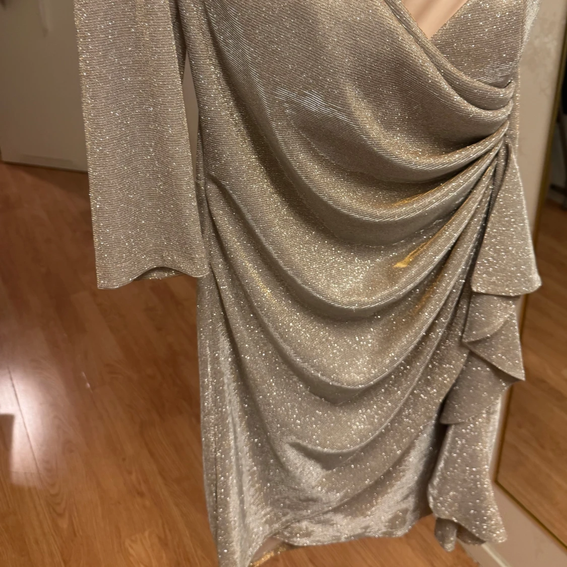 Glittrig klänning med drapering - 91