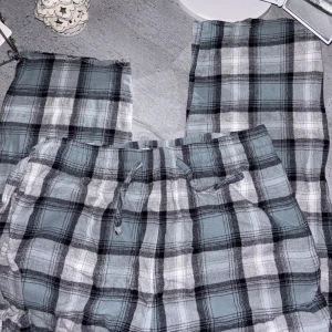 Rutig pyjamasbyxa - Mysiga pyjamasbyxor med rutigt mönster ifrån lager 157. Byxorna har en elastisk midja med snörning. Säljes då de är för korta för mig, har öppnat upp byxorna längst ner.