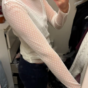 Vit mesh topp från Bikbok  - Säljer en stilren vit mesh topp från Bikbok.   Storlek L men passar mig som vanligtvis har s bra, endast använd enstaka gång och är i nyskick 