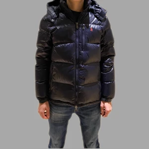  Ralph Lauren dunjacka - Blå dunjacka från Ralph Lauren, knappast använd så skicket är 9,5/10! Sitter bra i storlek. Hör av er vid frågor eller vid fler bilder!