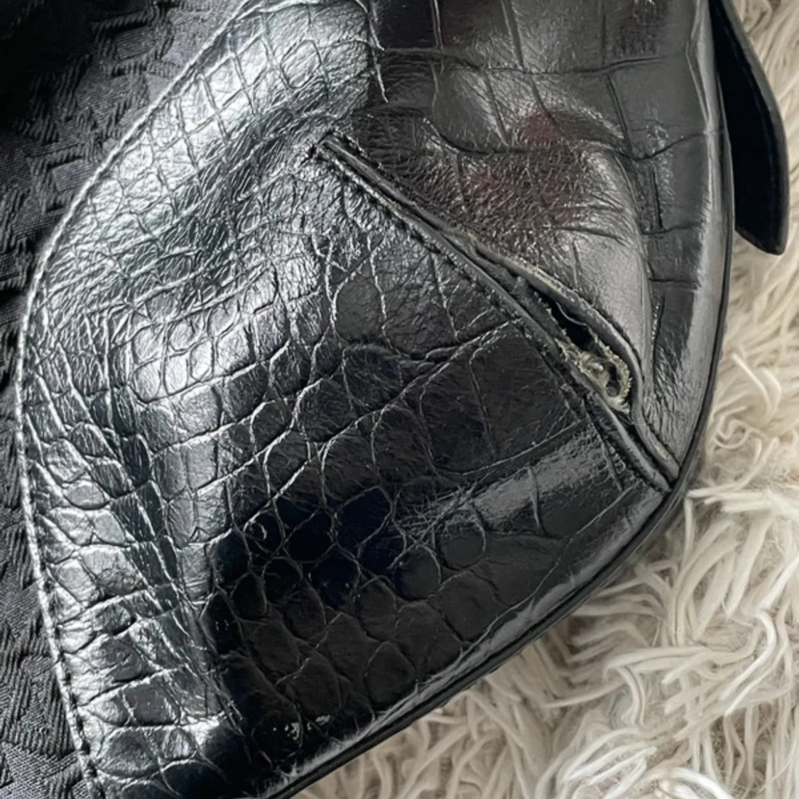 Svart axelväska med krokodilmönster - 92