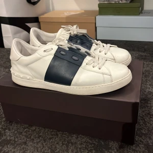 Valentino skor - Säljer nu dessa valentino skor som är i ett schysst skick och som letar nya ägare, storlek 44 men passar 43/44 