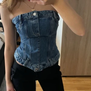 Denim topp - Jätte snygg jeans korsett i blå denim från zara,  med knappar framtill, som aldrig har kommit till användning för mig🌟