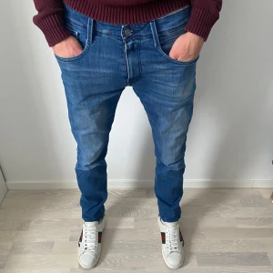 Replay Anbass  - Tja! Säljer ett par Replay Anbass jeans i fint skick. Storlek 33/34. Modellen på bilden är 192cm och  väger 78kg. Hör av dig vid frågor eller funderingar!