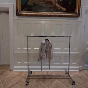 Beige trenchcoat med knytband - Snygg beige trenchcoat med klassisk design och knytskärp i midjan. Perfekt för en stilren look under hösten och våren 🌸