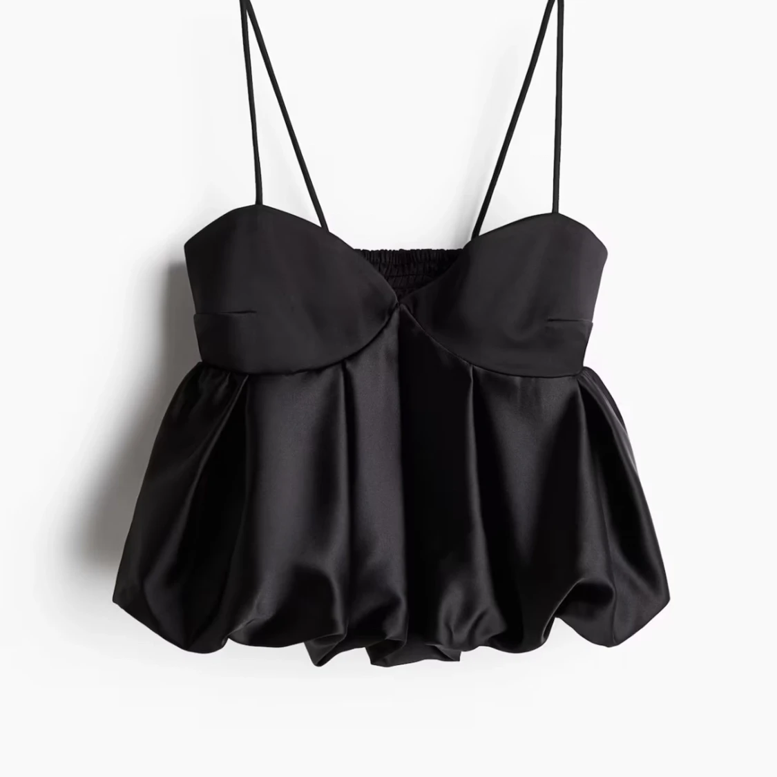 Svart satinlinne med tunna axelband