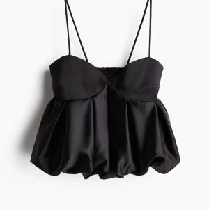 Svart satinlinne med tunna axelband - Elegant svart satinlinne med tunna axelband och voluminös design. Perfekt för en stilren look.slutsåld!💕💕