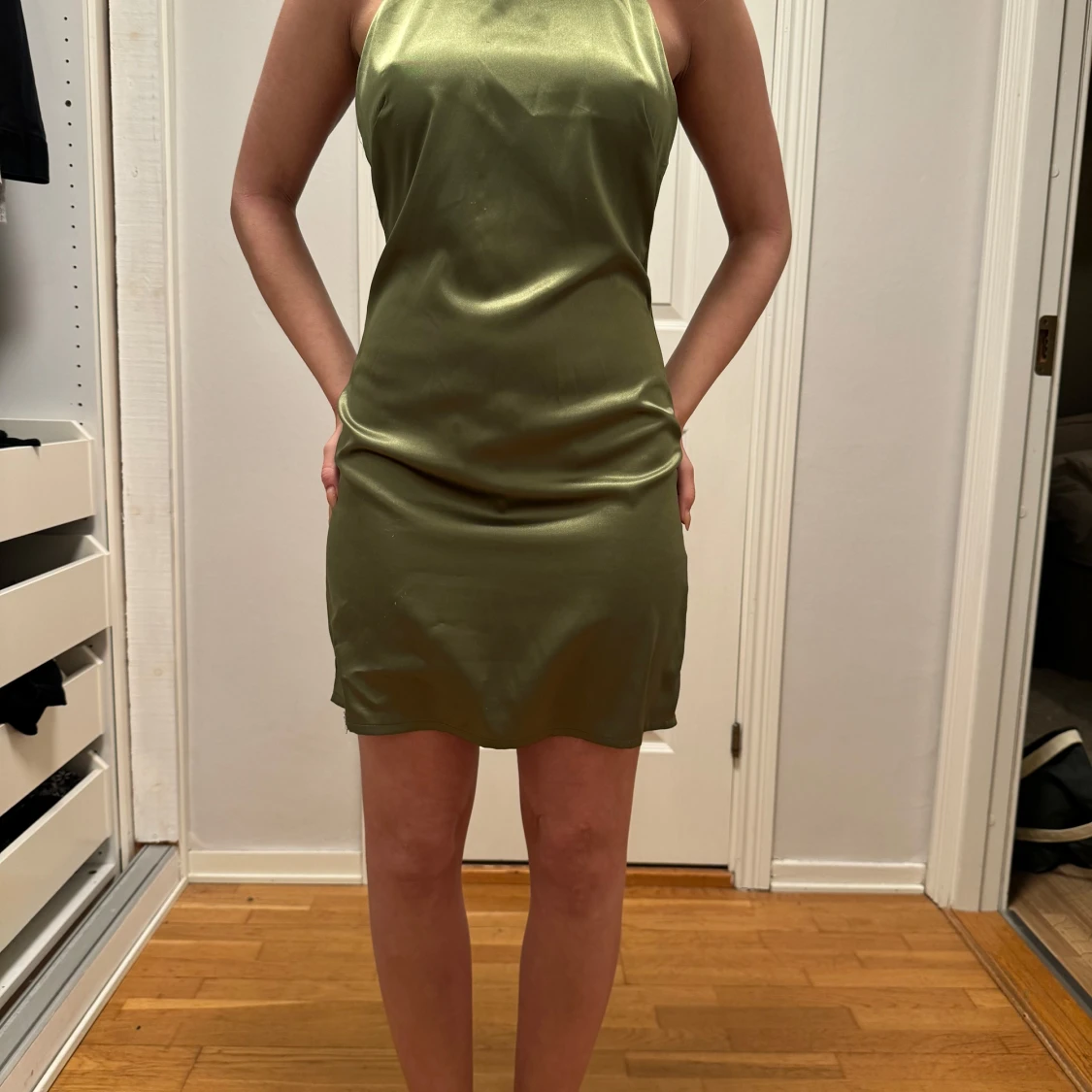 Grön axelbandslös klänning