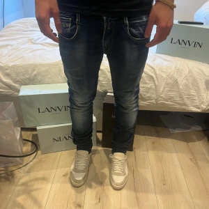 Replay Anbass  - Hej, säljer nu dessa replay jeansen. Snyggaste färgen. Anbass model. Ny pris = 1799:-. Säljas för 699:--. Moddellen är 179cm