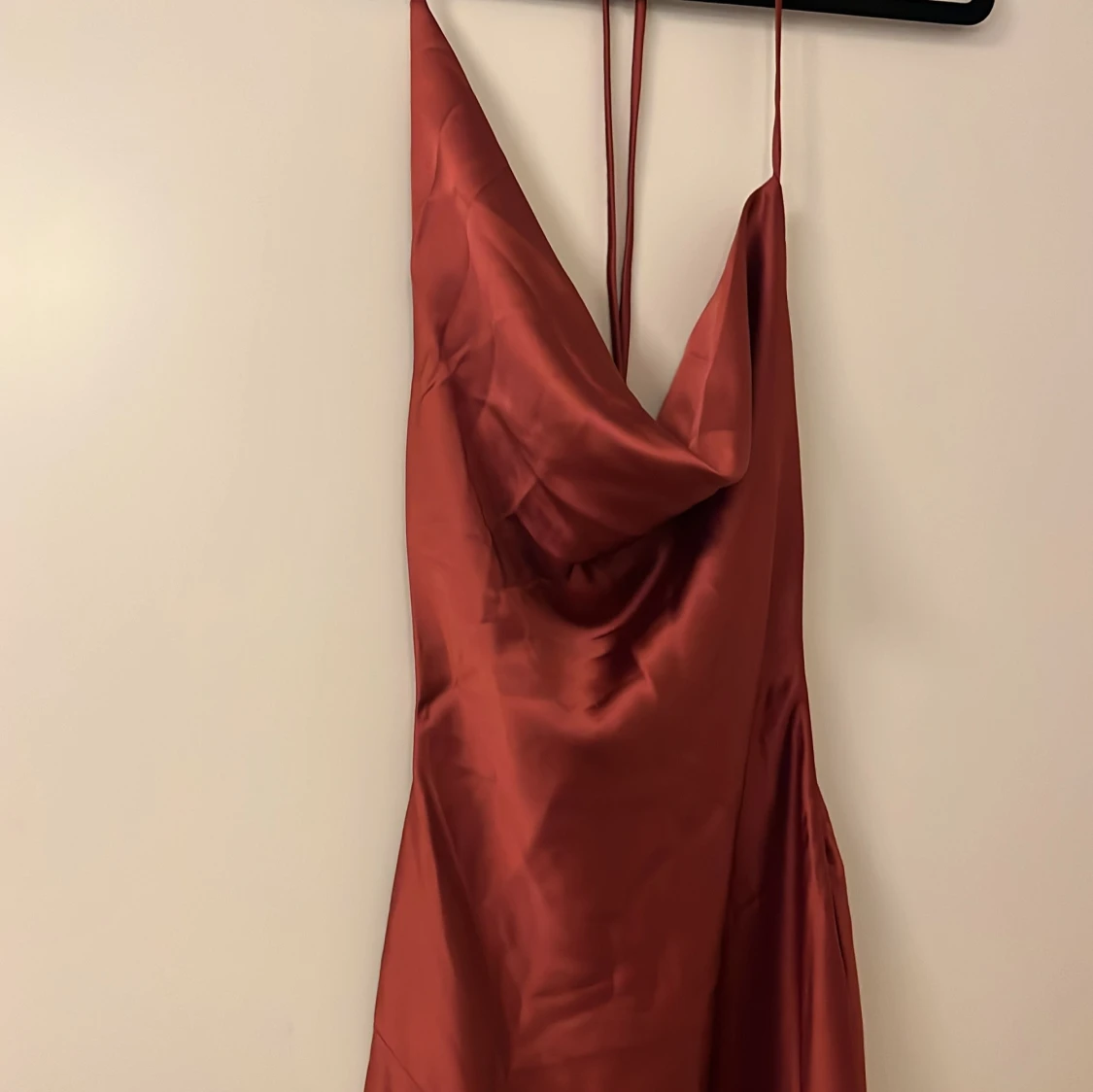 Vinröd långklänning i satin - 90